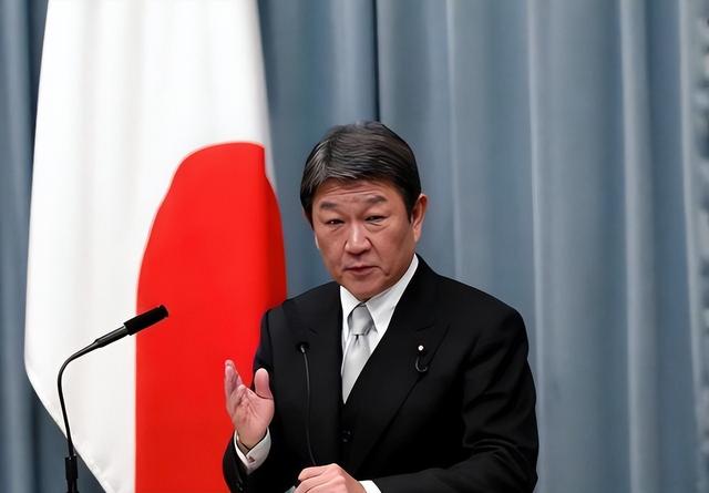 拖了38天，高市早苗对中国统一方式，首次作出回应！中方：没资格