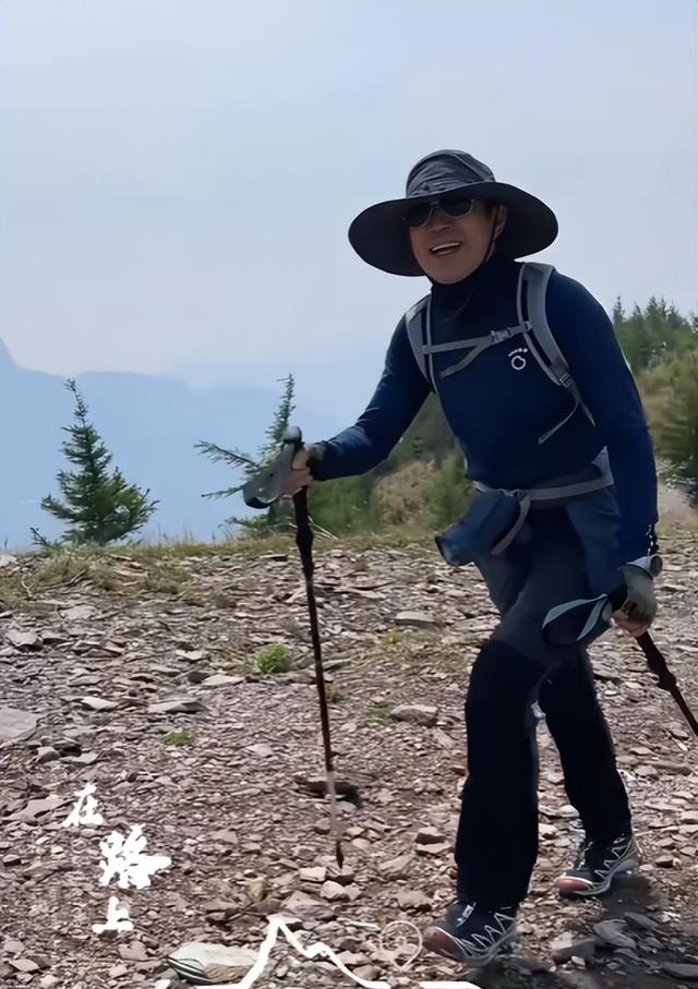 53岁刘钧现状：住北京郊区别墅	，一直未婚与小猫作伴，自己做饭吃