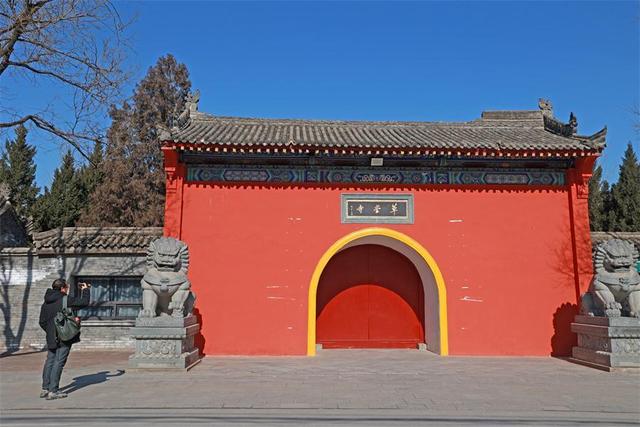 西安:市民游客打卡“草堂烟雾”