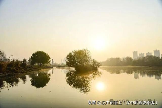 汉中汉江湿地晨景绝了！薄雾锁江，鸟戏江波，宛如仙境！
