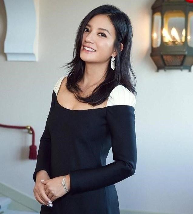 不是黄晓明！也不是马云！如今替赵薇收拾烂摊子的，竟是这个男人