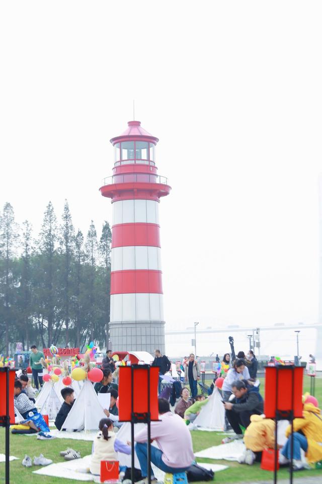 生态与文化共融 绘就城市文明新图景 “芦汀烟晚·江畔流光”秋日赏芦活动在南京鱼嘴公园举办