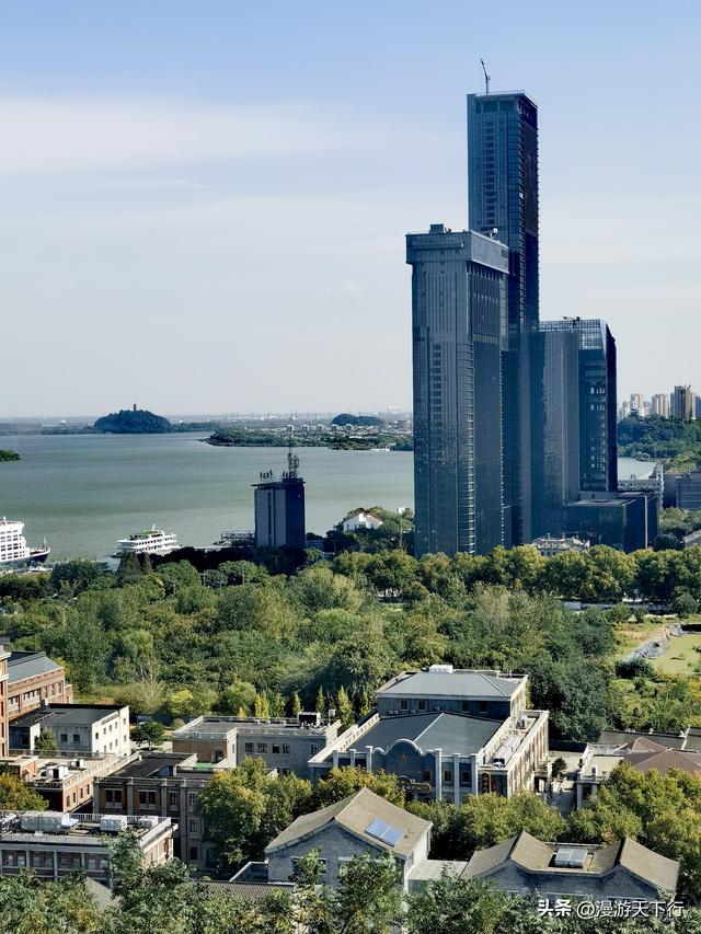 镇江西津渡的看点不在仿建古街，而是云台山上