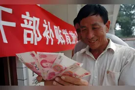 年轻人千万不要学我，当了二十年村干部，退休待遇还不如五保户图片