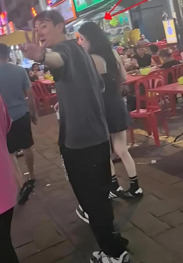 王思聪新女友被曝光！身材比懒懒还辣，亲自帮拎包正在“甜蜜期	”