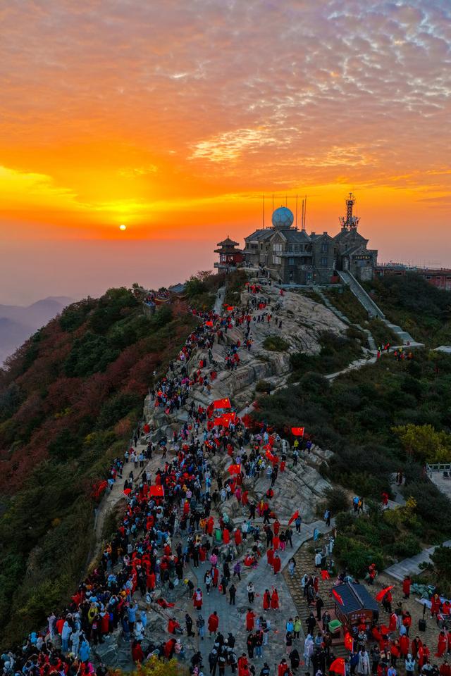 岱顶红旗映朝阳 万名游客共此时