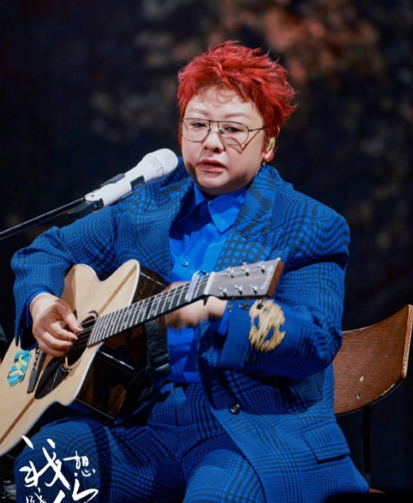 人在做天在看，韩红五年前被网友举报私吞巨款 如今坐着也有“错”