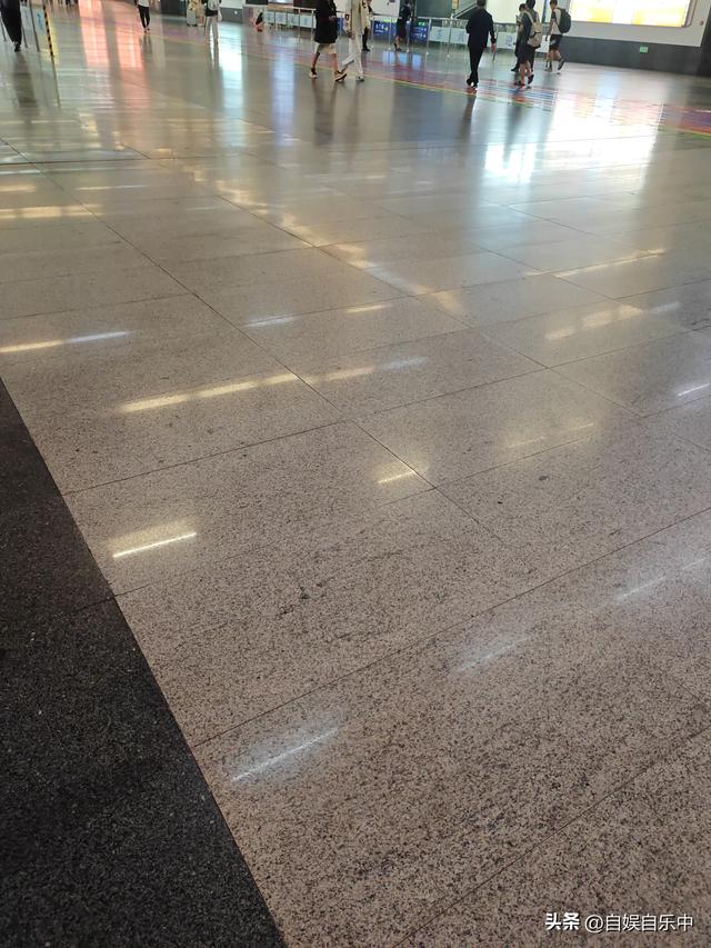发现没？人到中年，一到放假就心里发慌，哪都不想去