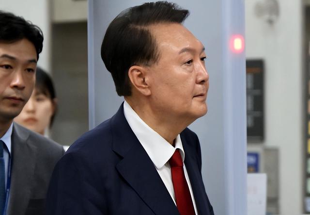 64岁的尹锡悦，为了从李在明手里活命，脱了衣服在囚室满地打滚