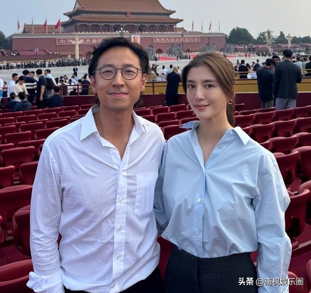 明星观礼阅兵，郑钦文紧握国旗，杜江激动不已，霍震霆第三次观礼