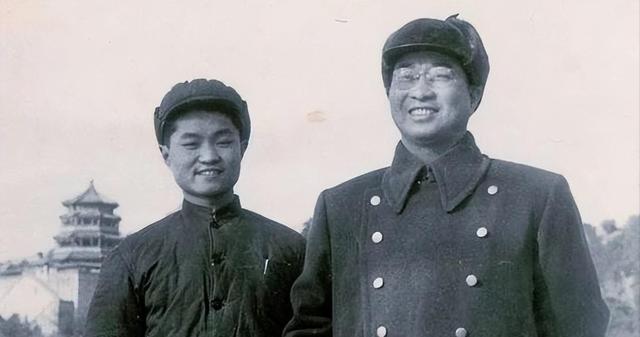 陈赓向主席介绍一人：这我兄弟，毛主席：你可知道他是我什么人？