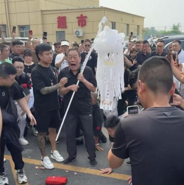 没想到，杨少华葬礼结束后，赵本山、李玉刚因一个称呼摊上事了