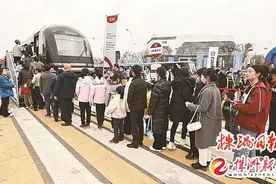 好多人排队围观！会爬雪山的火车亮相轨博会图片