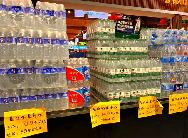 当5块钱12瓶的矿泉水开始出现：中国进入了硬折扣时代