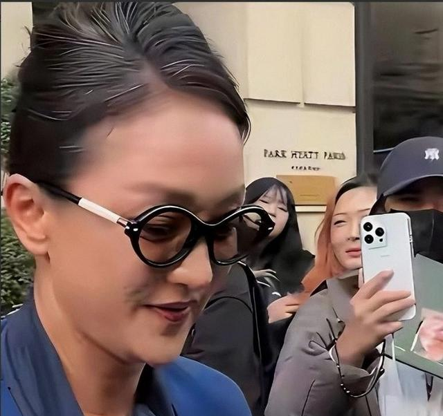 50岁周迅头发花白，抿嘴模样一脸沧桑认不出，无儿无女成最大缺憾