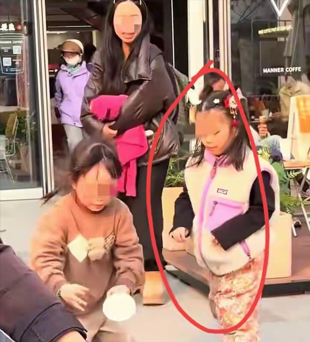 浙江女孩水杯被打翻后续：对方家长态度嚣张，正脸被扒	，警方介入
