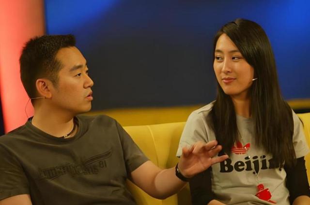 和孔令辉分手12年，被黑人驼肩上的马苏，终是为她的选择买了单