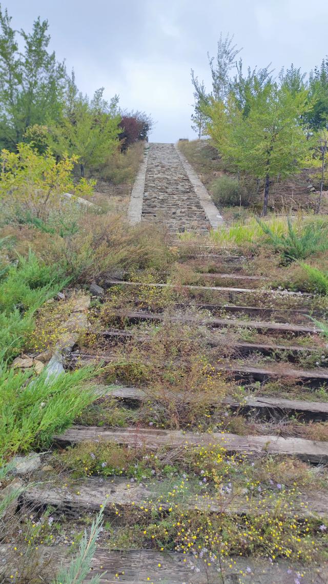 闲逛包头大青山南坡笸箩铺景点，去时一人，景区也一人，有点荒野