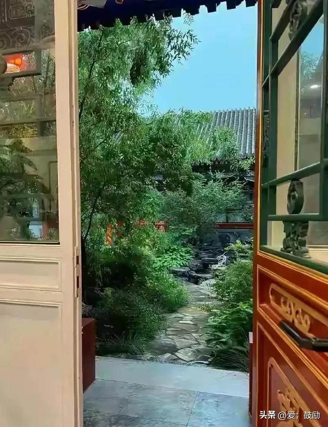 李湘在平台晒自家北京小院，大到让网友以为是景区，真的太有钱了