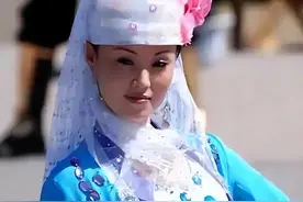 青海一地警方发布悬赏通告，悬赏34岁女性撒拉族嫌犯，涉刑事案件图片