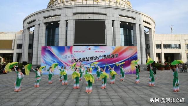 2025狮城群众广场舞展演在沧州文化艺术中心广场举办