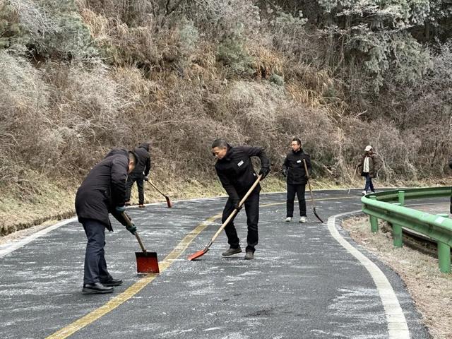 景美人更暖，明月山雪季暖心服务全程在线！