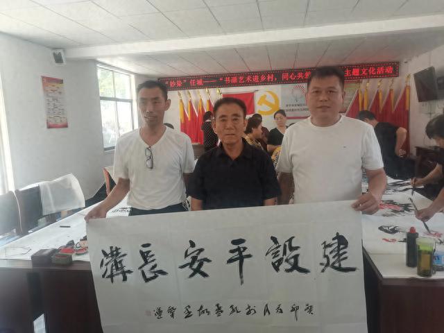 书画名家捐赠墨宝 助力乡村文化建设