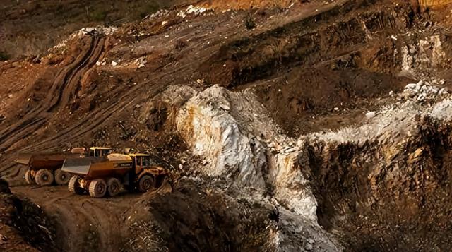 特朗普向全球发出通牒：180天内必须对中国动手，不帮忙就加税