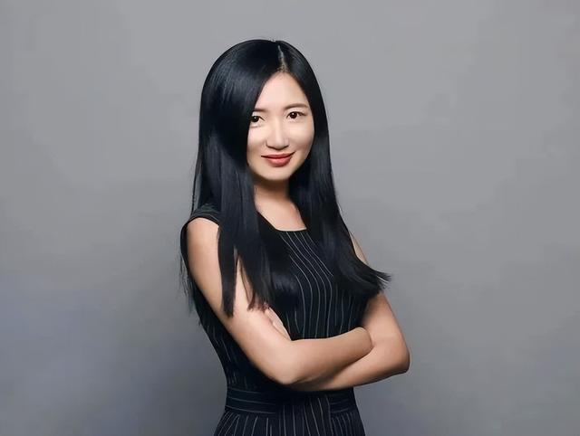 争议缠身仍加码！美女投资人任月之暗面总裁，押注AI战场定输赢？