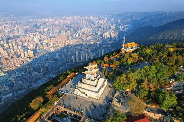 兰州兰山公园，等一场照亮金城的暮色，是欣赏城市美景的好去处