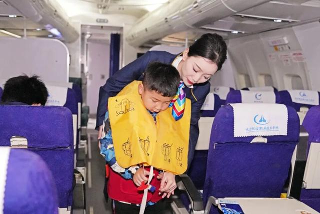 快来航空馆当“小机长”！模拟机舱体验、空中急救、学踢正步…