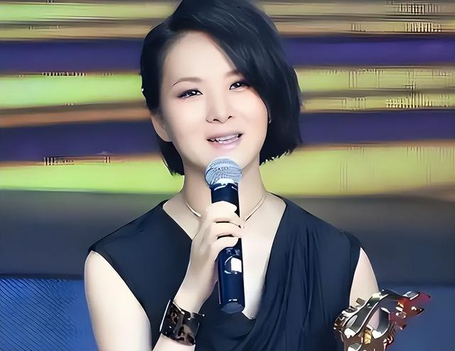 吃里扒外！13年前定居美国，回国捞金遭“驱逐”的她，52岁被笑话