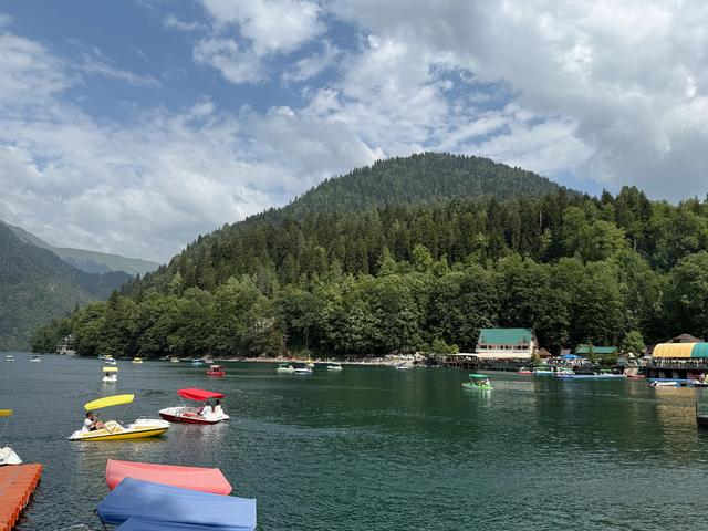 里察湖：高加索的蓝宝石与永恒的守护