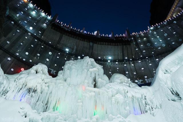 颜值不输冰岛，中国也有自己的冰瀑！今年冬天国内猎奇第一名