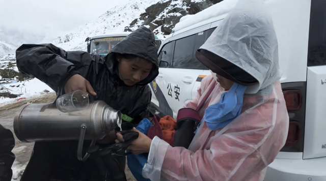 西藏珠峰东坡暴雪事件追踪：近千人被困后全部脱险，徒步爱好者讲述“死里逃生”经历