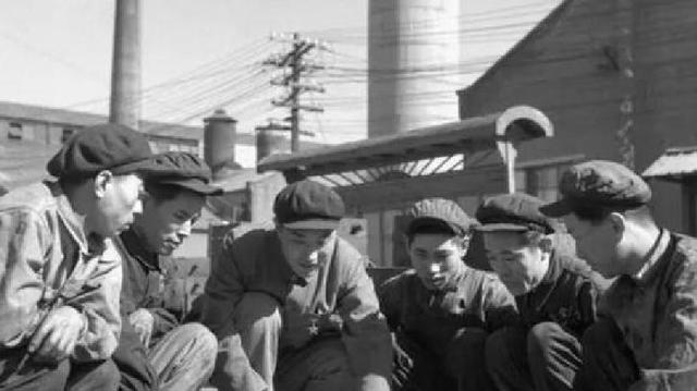 他是南宁市委原书记，连任两届中央候补委员，1985年降为处长