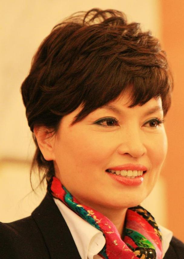 李瑞英现状：在海南当大学老师，丈夫身份不一般，儿子成她的骄傲
