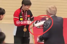 孙颖莎夺冠 巴赫颁奖时说悄悄话，送她两个神秘礼物 两人快成哥们了图片