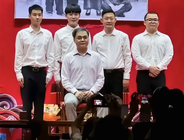 先是郑好和高峰，紧接着高峰徒弟李昊洋，郭德纲的师侄担任新职务