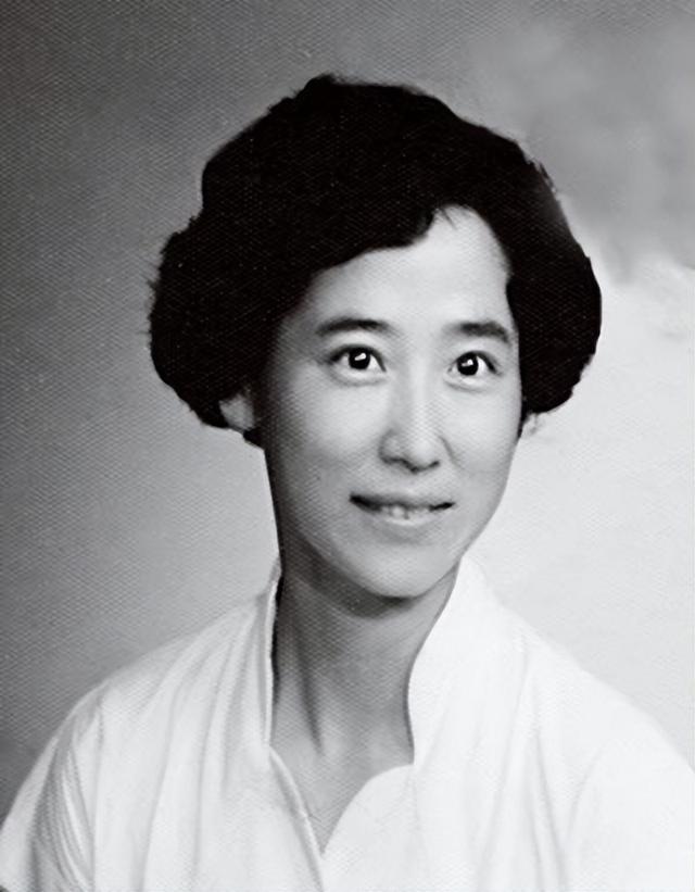 1993年，李鹏总理与夫人朱琳，北京家中唱卡拉OK，非常罕见的留影