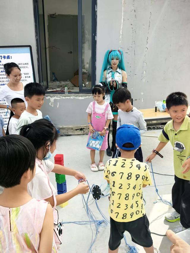 “大美中国·多彩贵州·爽爽贵阳·开放双龙——2025年贵阳科幻谷涂鸦艺术嘉年华”举行