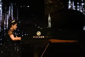 福利院里，走出不一般的钢琴教师图片