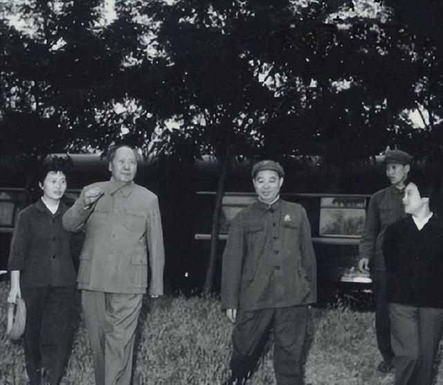 贴身保护毛主席30年，汪东兴晚年后悔道：当年瞎了眼让主席用此人