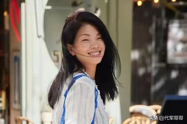 她被群嘲是“第一丑模”，嫁给大20岁老外，如今43岁怎样了？