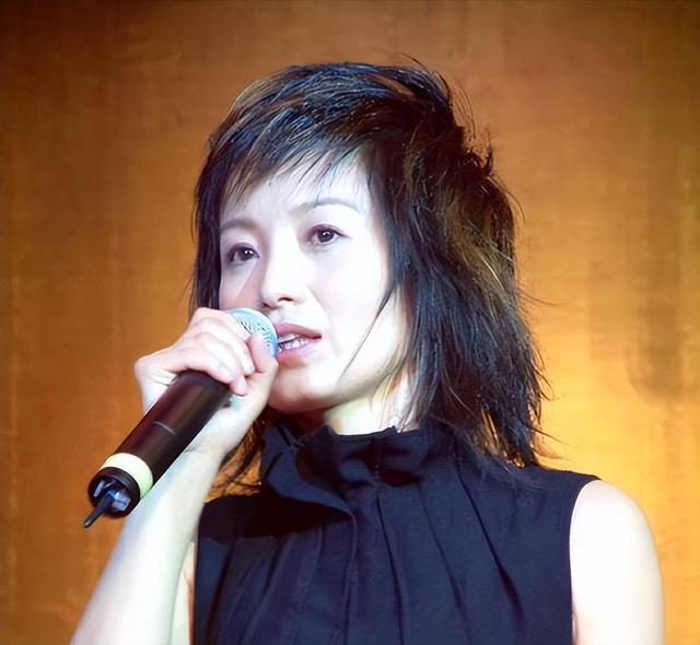 她连上5次春晚，私下却和恩师同居怀孕被骗流产，今57岁依然单身