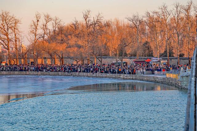 谁懂北京的浪漫？冬至前后 1 个月，十七孔桥桥洞点亮 17 盏金灯