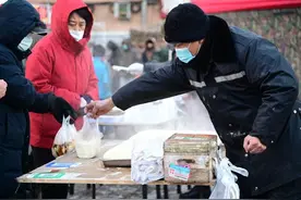 小土豆吐槽哈尔滨消费高，二万块一天就花完了！钱全花钢板上了图片