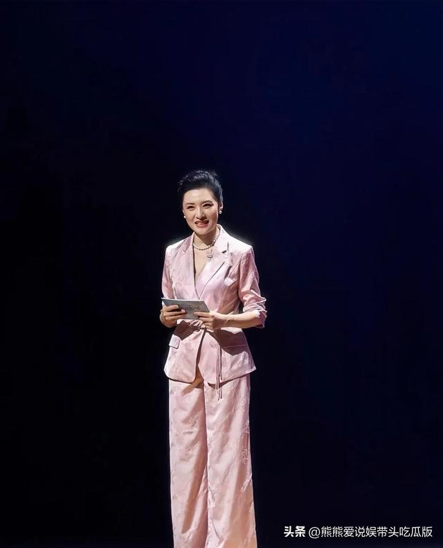 57岁周涛终于换风格!穿粉色西装套装+盘发,年轻至少20岁!