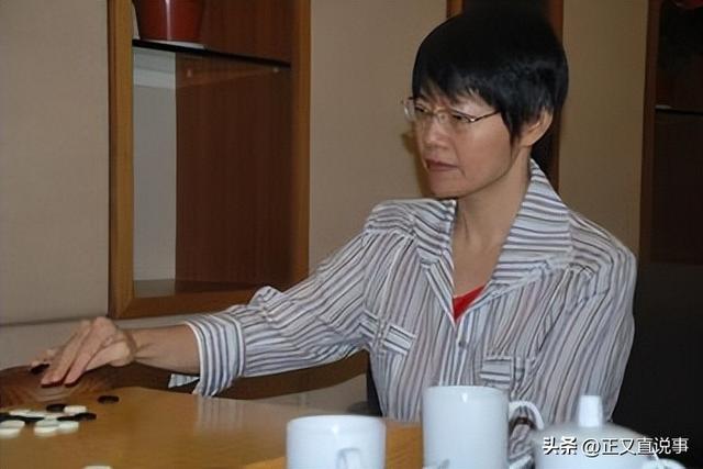 聂卫平葬礼，长子捧遗像	，两前任妻子未现身，现任兰莉娅主持现场