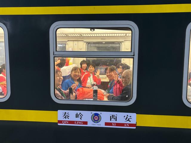 陕西首趟“绿色秦岭环保行”主题专列开行